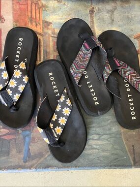 Rocket Dog Black Flip Flops with Daisy and Multicolor Aztec Straps